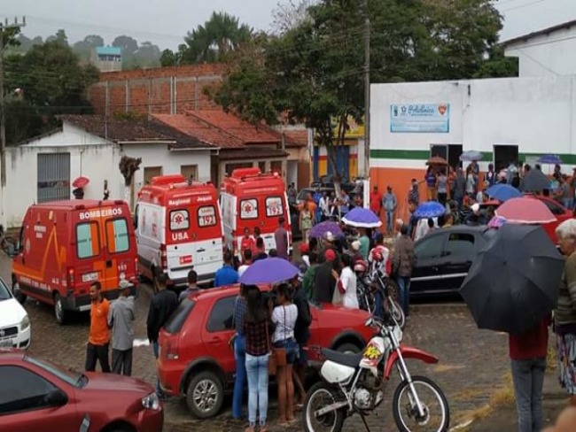 Apuarema: Caminho que transportava feirantes tomba na zona rural e deixa mais de 15 feridos