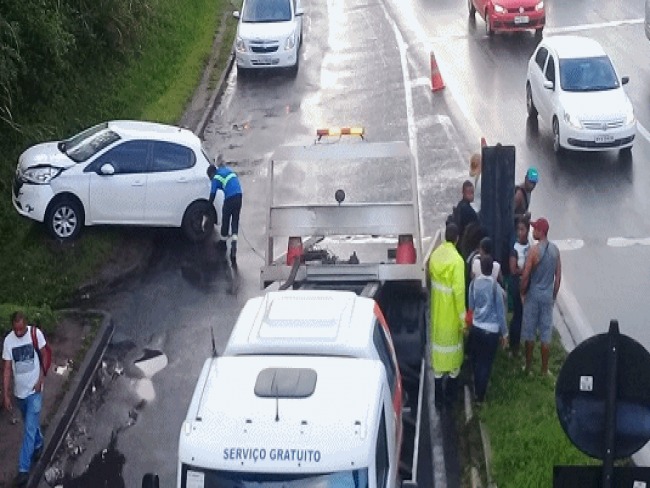 Salvador: Batida entre nibus e carro deixa uma pessoa ferida e trnsito lento na BR-324 