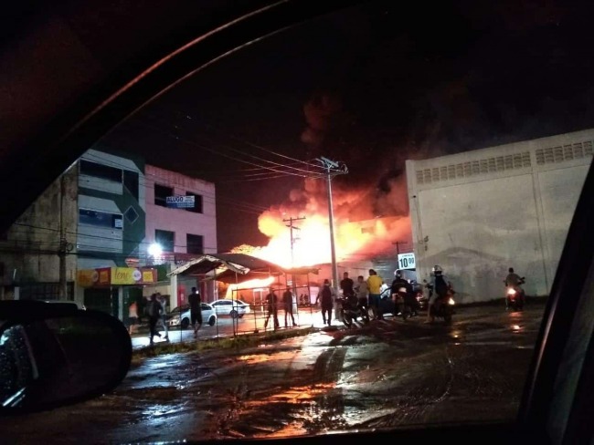 Simes Filho: Incndio de grande propores atinge loja de mveis no Centro; Veja vdeo
