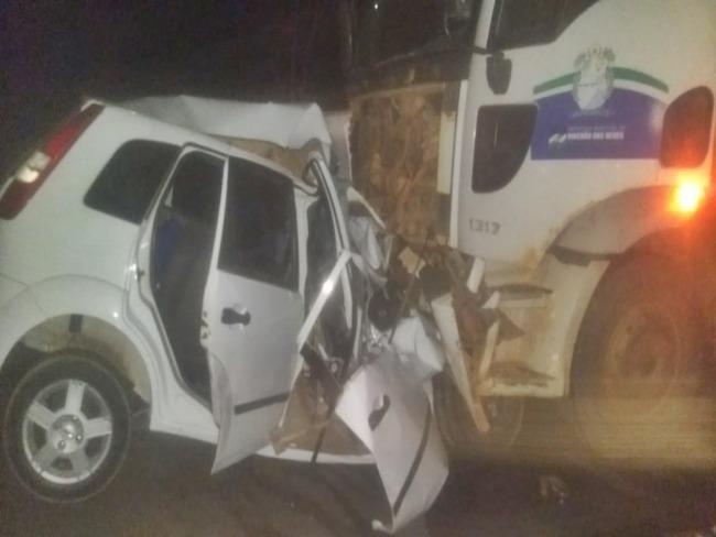 Acidente entre caminho e carro deixa 1 pessoa morta em Riacho das Neves-BA. 