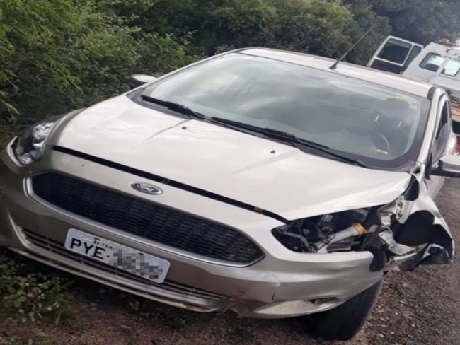 Araci: carro roubado  encontrado batido e parcialmente depenado s margens da BR-116 