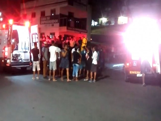 Acidente grave com duas motos deixa trs pessoas feridas no Centro de Simes Filho, veja vdeo