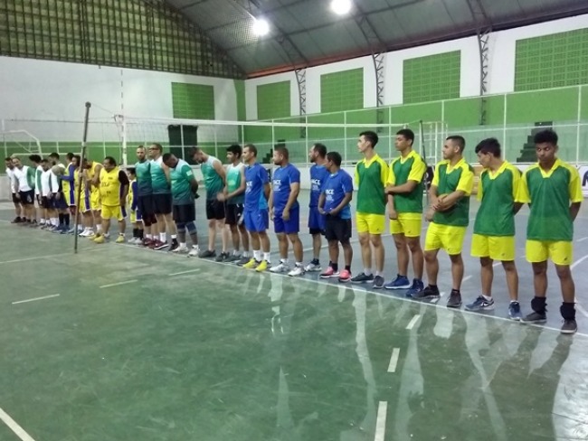 Capim Grosso: Camisaria Carvalho foi a campe do Torneio Incio de Voleibol 4 x 4