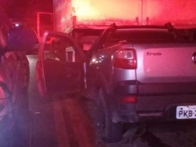 JUAZEIRO-BA: Homem morre aps carro colidir em traseira de caminho na BR-407