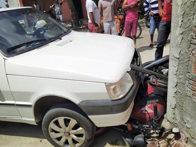 Santaluz: carro invade cruzamento, sobe em calada e prensa motociclista em parede de casa