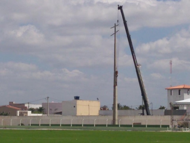 Capim Grosso: Prefeitura instala torres (postes) que iro suportar os refletores do Estdio Francisco