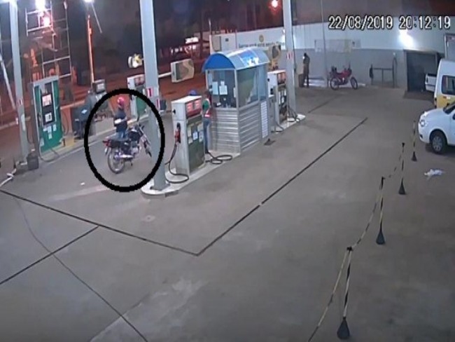 Ladro de moto com arma de fogo assalta posto de combustvel em Caetit-BA, veja vdeo