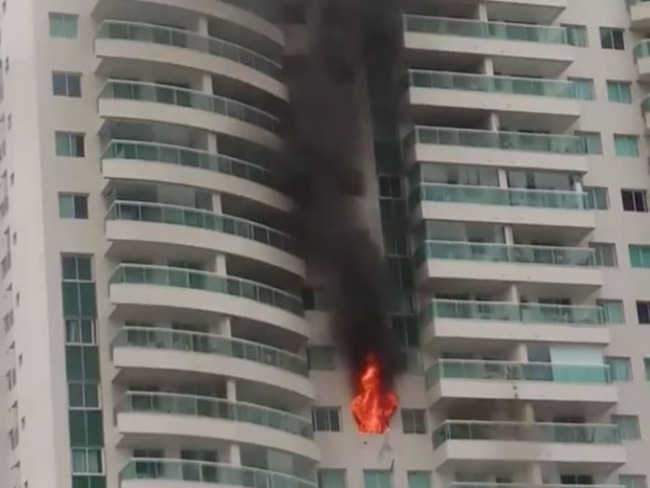Apartamento de luxo na Avenida Tancredo Neves pega fogo; veja vdeo