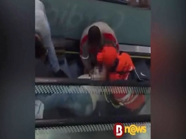 Salvador: Mulher cai e fica presa pelo cabelo em escada rolante do Shopping Barra; assista