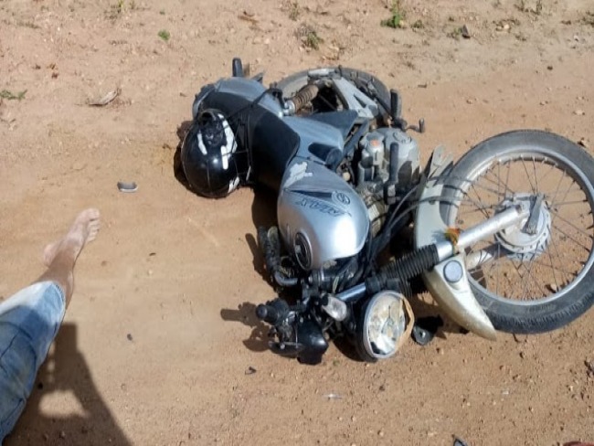 Homem sofre acidente de moto na BA-417 em Serrolndia 