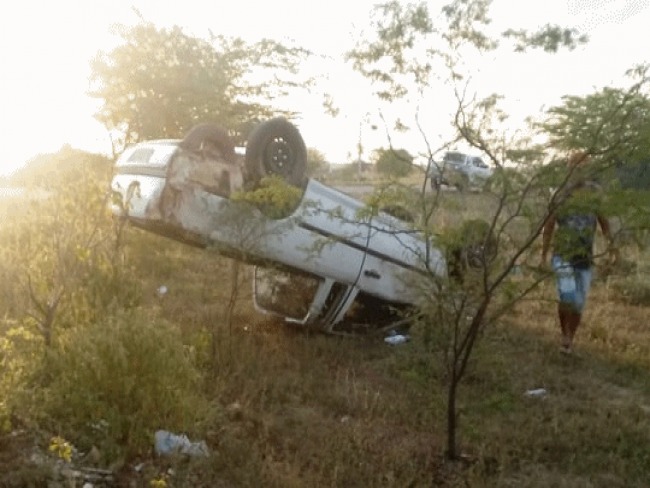 Jovem morre e adolescente fica ferido aps carro capotar na estrada que liga Tucano a Caldas do Jorro