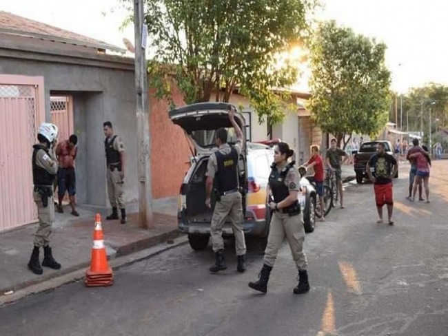 Jovem mata amigo e anda por ruas carregando a cabea da vtima