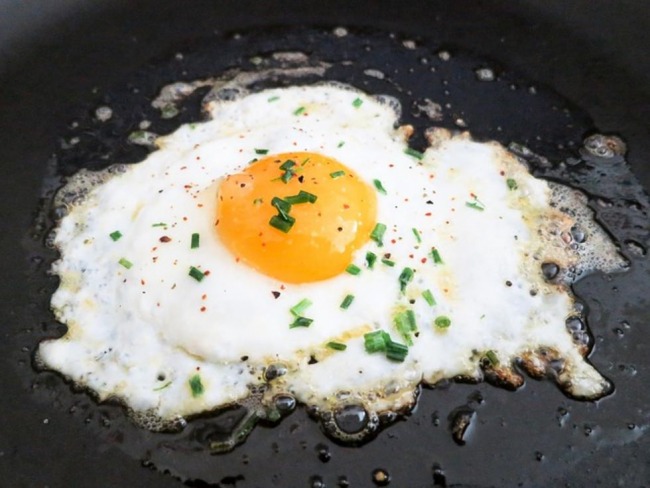 Comer um ovo por dia reduz risco de ataque cardaco, diz estudo