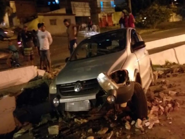 Motorista perde controle de veculo e atinge mureta na Rua Reinaldo Jacobina Vieira 