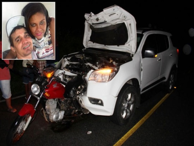 Casal morre em coliso na estrada que liga Coit a Serrinha; moto fica cravada em caminhonete