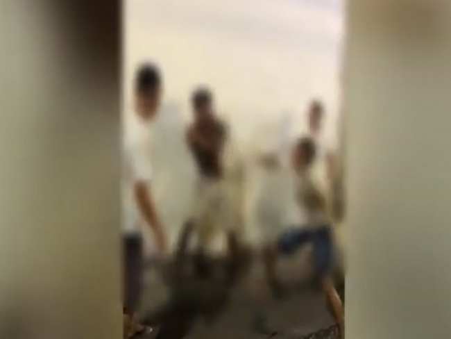 Homem  espancado a pauladas por grupo no centro de Salvador; assista ao vdeo