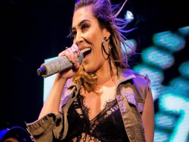 Vdeo: show de Naiara Azevedo  interrompido por causa de incndio no palco