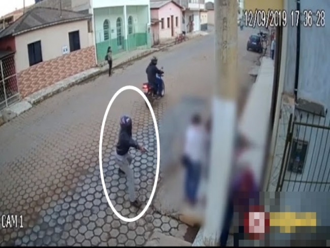 VDEO: Homem atira em grupo com mulheres e tenta matar desafeto em Serrinha-BA. 