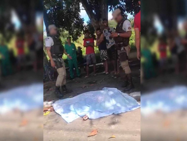 Jovem de 20 anos  morto a tiros em frente a um bar em Simes Filho; veja vdeo