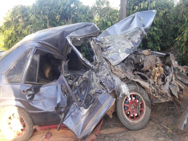 Boninal-BA: Acidente entre carro e caminho caamba deixa 2 pessoas gravemente feridas.