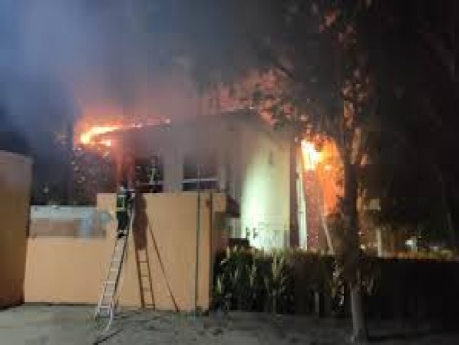 Incndio de grandes propores atinge hotel na orla de Porto Seguro