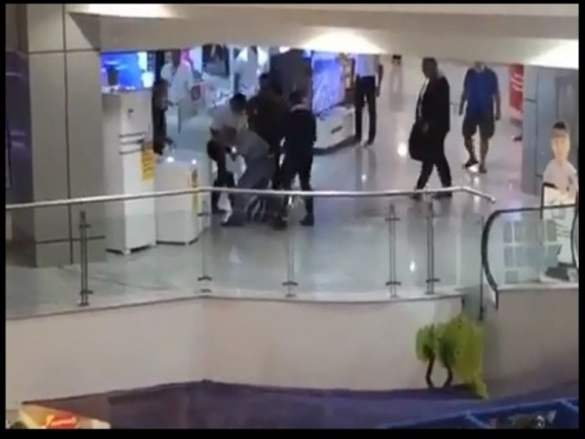 Trio invade Shopping Salvador aps assaltar em passarela e  preso, veja vdeo