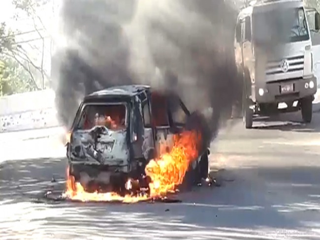 Carro pega fogo na BA-220 prximo a bairro de Campo Formoso; confira vdeos