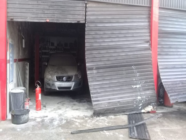 Incndio atinge centro automotivo e destri carros na Estrada Velha do Aeroporto, em Salvador
