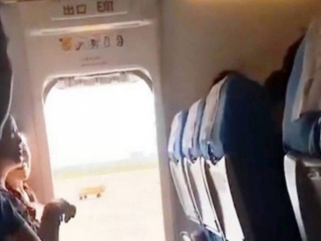 Passageira abre porta de emergncia de avio para tomar ar fresco