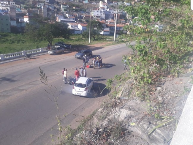 Dois feridos, vtimas de coliso entre carro e moto na Rua Landulfo Alves em Jacobina