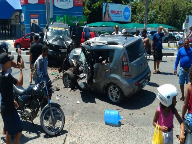 Vtima morre em acidente com trs veculos na Regio Metropolitana de Salvador; veja vdeos