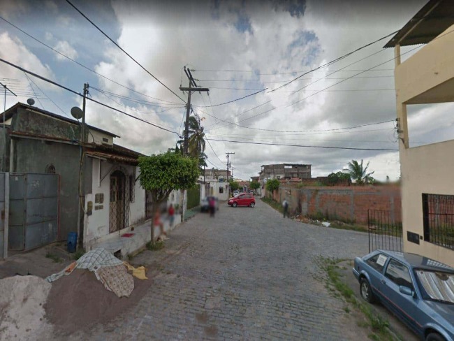Homem invade casa, rende famlia e atira em mulher na frente dos familiares em Candeias, na BA