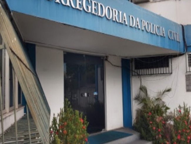 Quatro policiais, entre eles uma delegada, so presos em Salvador