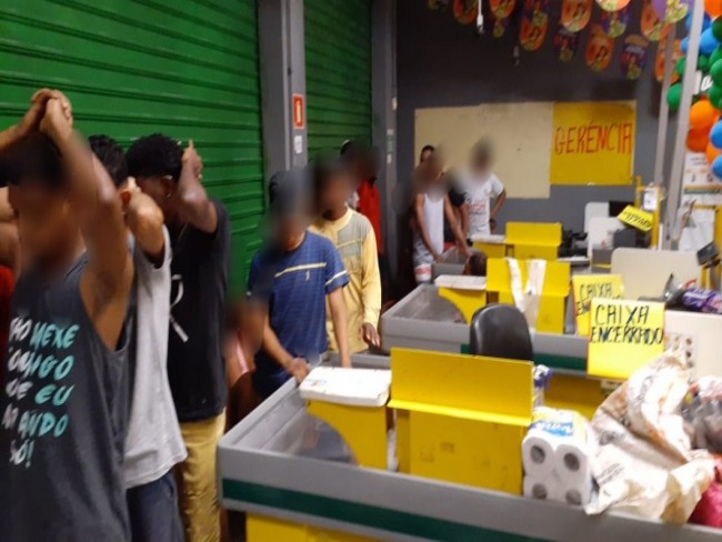 Salvador: Loja de calados e supermercado so saqueados em Cosme de Farias; veja vdeos