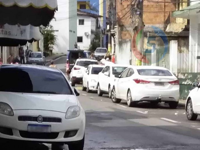 Homem armado invade casa e faz trs mulheres refns no Centro de Simes Filho, BA