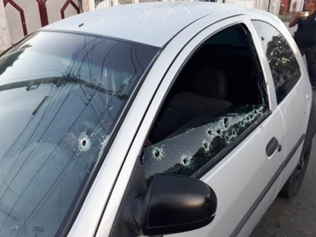 Homem  executado com mais de 20 tiros dentro de carro em Feira de Santana