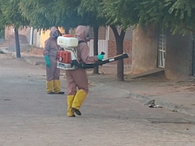 CAPIM GROSSO: A EQUIPE DE ENDEMIAS UTILIZA BOMBA UBV COSTAL NO COMBATE AO AEDES AEGYPTI