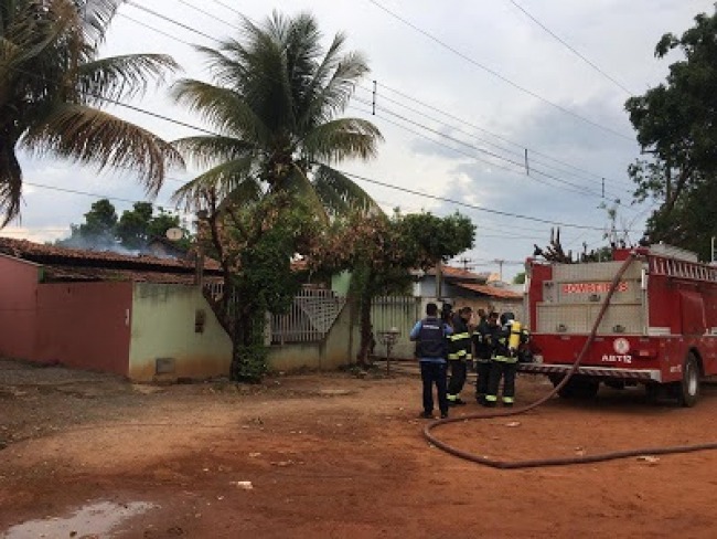 Casa  atingida por dois raios e pega fogo no interior da Bahia