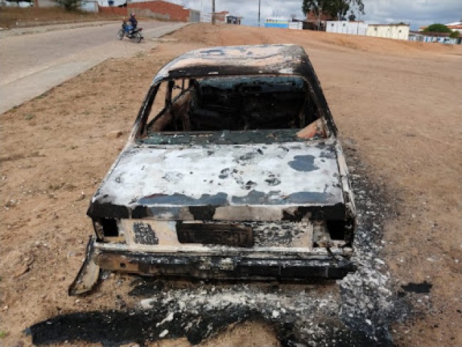 Carro  encontrado queimado em Filadlfia