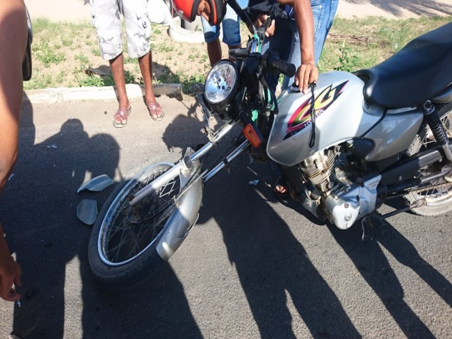 Motociclista colide em fundo de Plio na BA-417, em Serrolndia