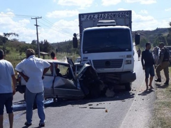 Locutor morre em acidente envolvendo Uno e caminho na BA 220