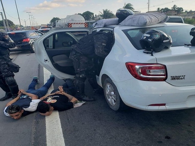 PE: Assaltantes fazem transmisso ao vivo para comemorar roubo de carro mas so presos ainda durante transmisso