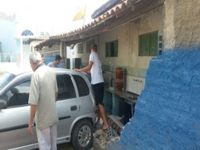 Carro atinge muro da cozinha de escola em Andorinha