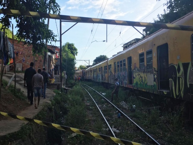 Dois trens batem de frente e 47 pessoas ficam feridas em Salvador