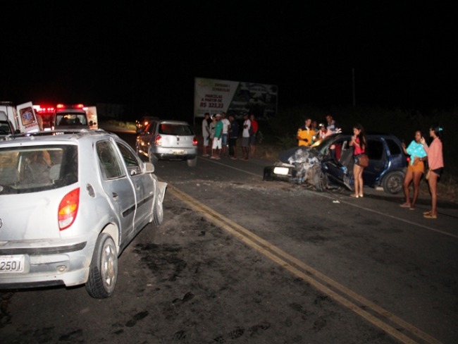 Coliso frontal entre carros de passeio deixa trs feridos na BA 120