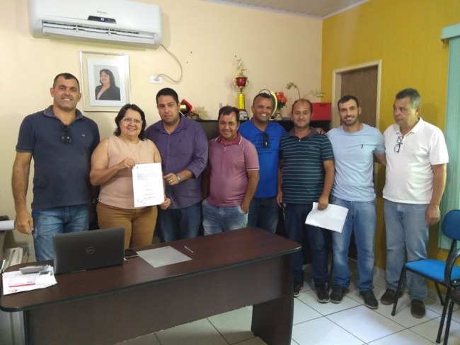 Prefeita de Capim Grosso assina ordem de servio para pavimentao da Rua Angelita Queiroz