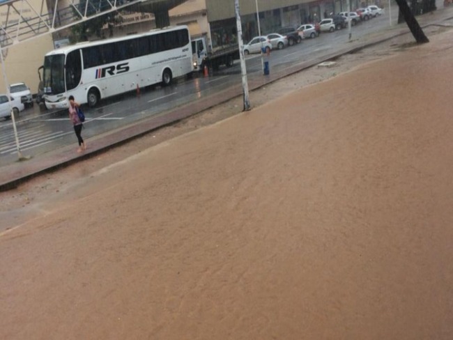 Salvador: Avenida Centenrio fica totalmente alagada e motoristas precisam abandonar veculos; veja outros vdeos da chuva