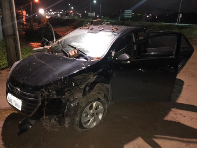 Dupla rouba carro em Araci, bate veculo durante perseguio em Serrinha e morre em troca de tiros com a PM