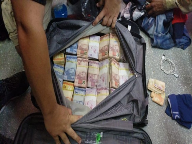 Suspeitos de furtar agncia bancria so presos tentando embarcar com malas de dinheiro em Porto Seguro