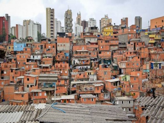 Nove pessoas morrem pisoteadas aps tumulto com PM em baile funk de SP